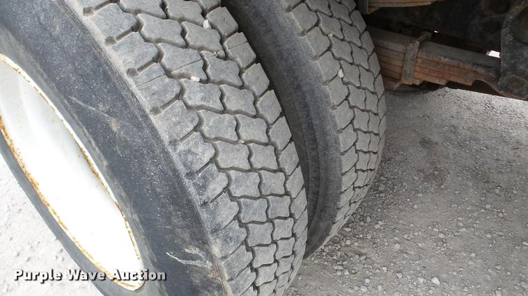 image for item DA2886 2000 Ford F750 Super Duty dump truck