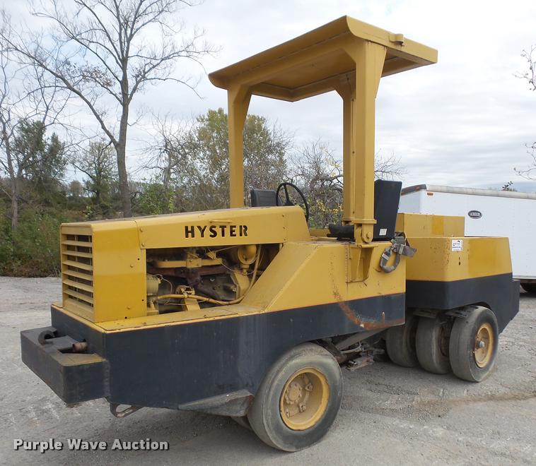 image for item DA3907 1977 Hyster C-530 pneumatic roller