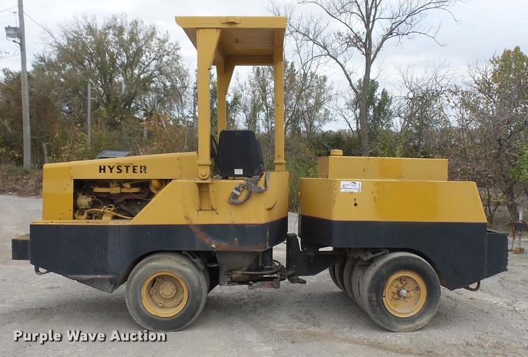 image for item DA3907 1977 Hyster C-530 pneumatic roller