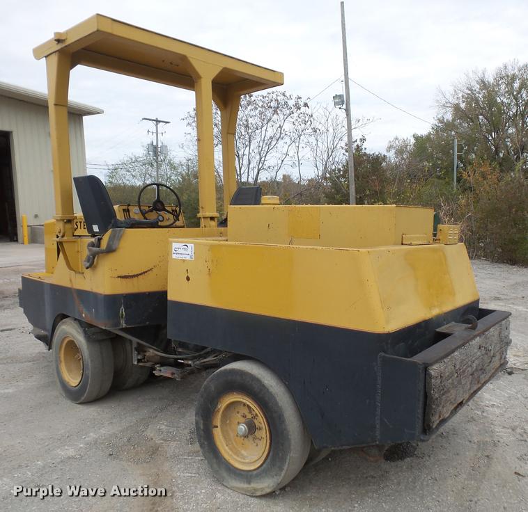 image for item DA3907 1977 Hyster C-530 pneumatic roller