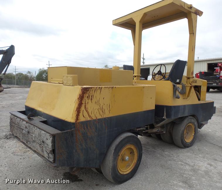 image for item DA3907 1977 Hyster C-530 pneumatic roller