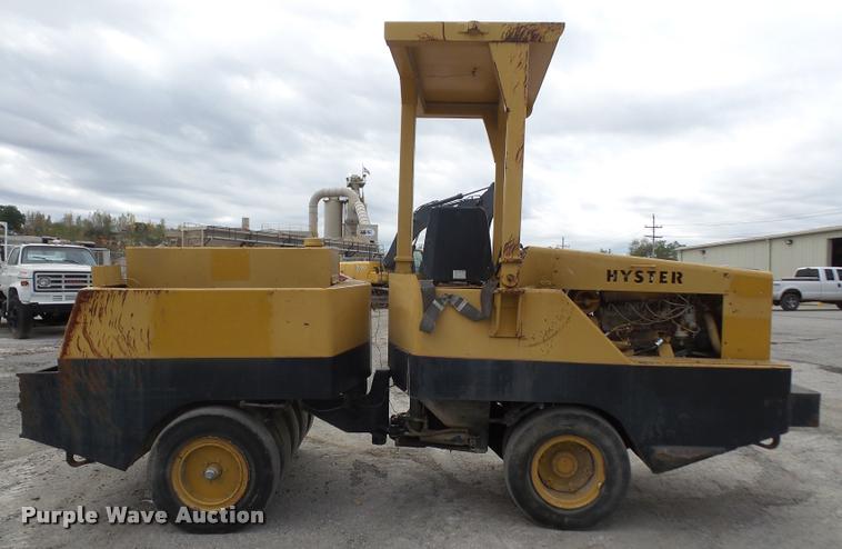 image for item DA3907 1977 Hyster C-530 pneumatic roller