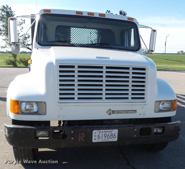 image for item DA3934 2000 International 4900 flatbed truck