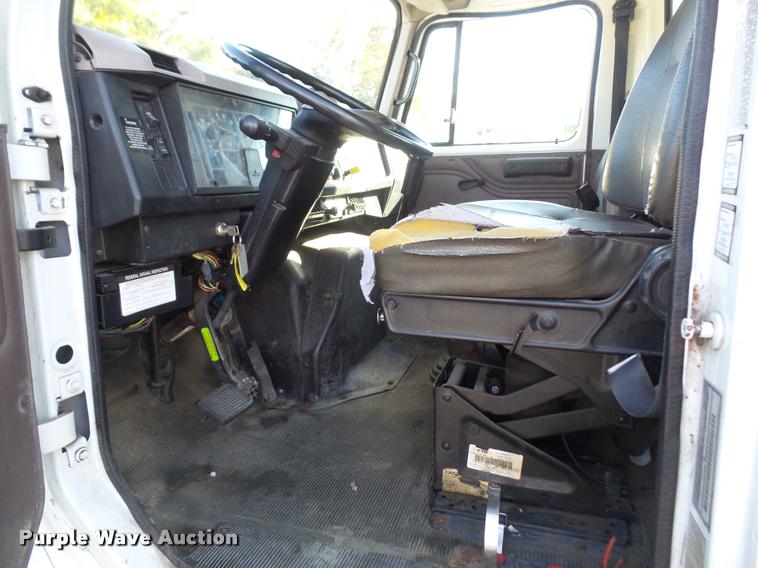 image for item DA3934 2000 International 4900 flatbed truck