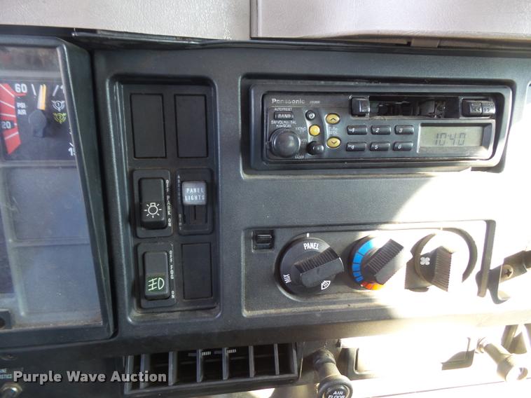 image for item DA3934 2000 International 4900 flatbed truck