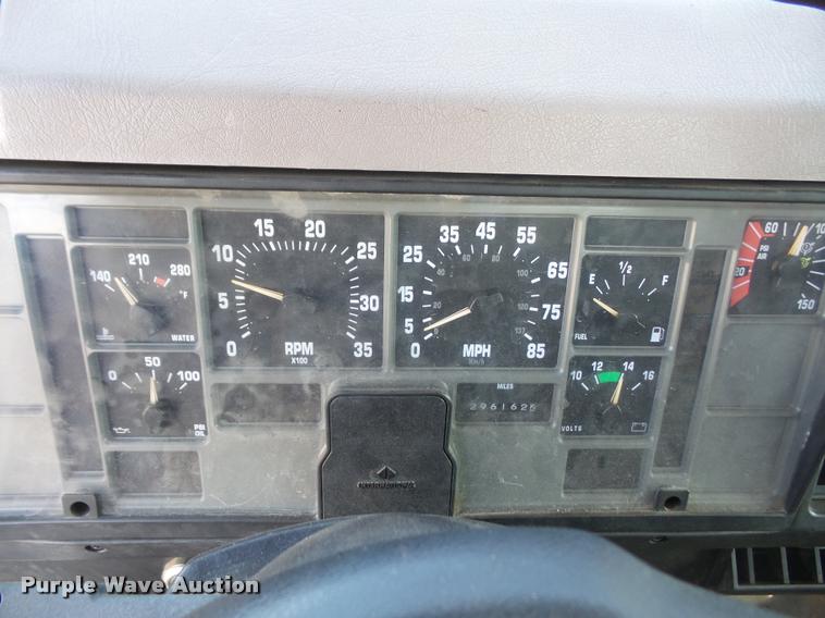 image for item DA3934 2000 International 4900 flatbed truck