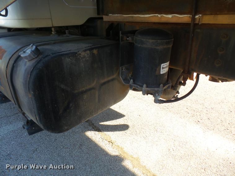 image for item DA3934 2000 International 4900 flatbed truck