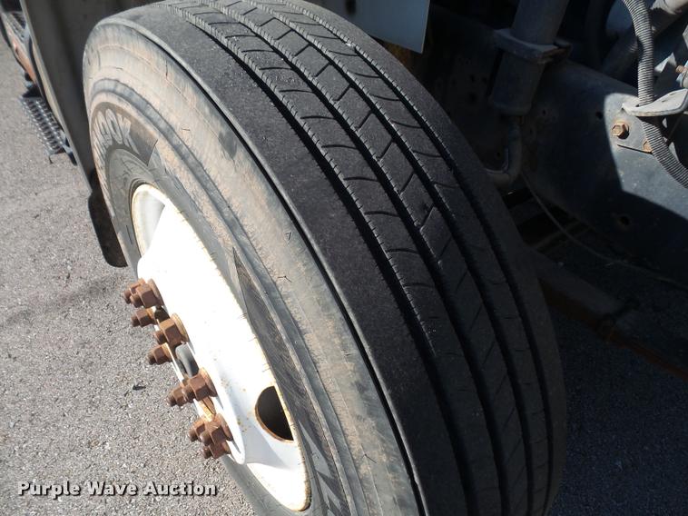 image for item DA3934 2000 International 4900 flatbed truck