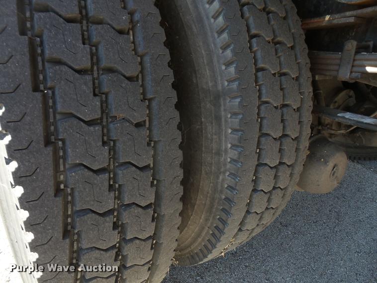 image for item DA3934 2000 International 4900 flatbed truck