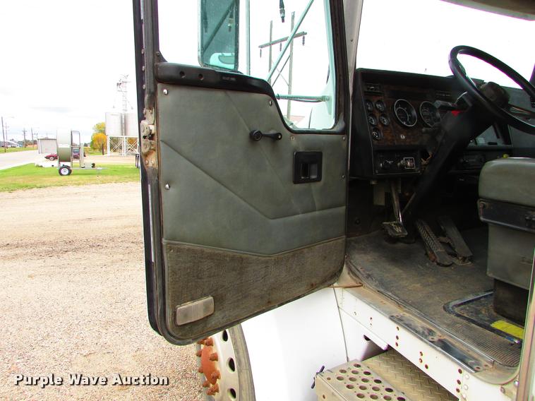 image for item J1629 1998 Kenworth T300 service truck