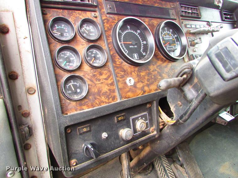 image for item J1629 1998 Kenworth T300 service truck