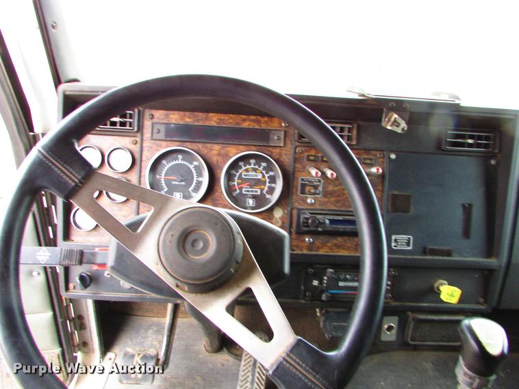 image for item J1629 1998 Kenworth T300 service truck