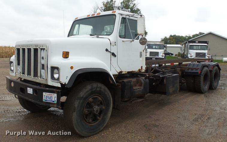 image for item J1631 1984 International F2574 roll off truck