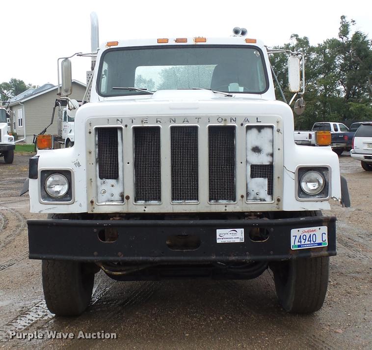 image for item J1631 1984 International F2574 roll off truck