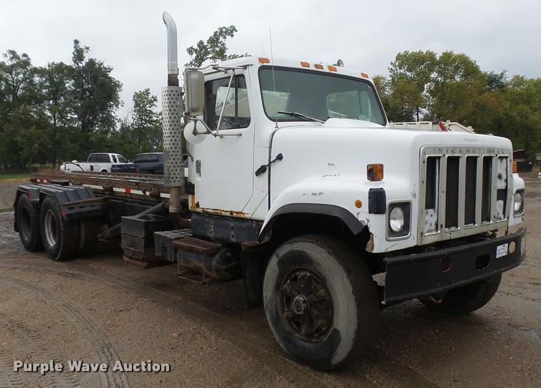 image for item J1631 1984 International F2574 roll off truck