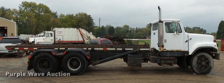 image for item J1631 1984 International F2574 roll off truck