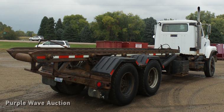 image for item J1631 1984 International F2574 roll off truck