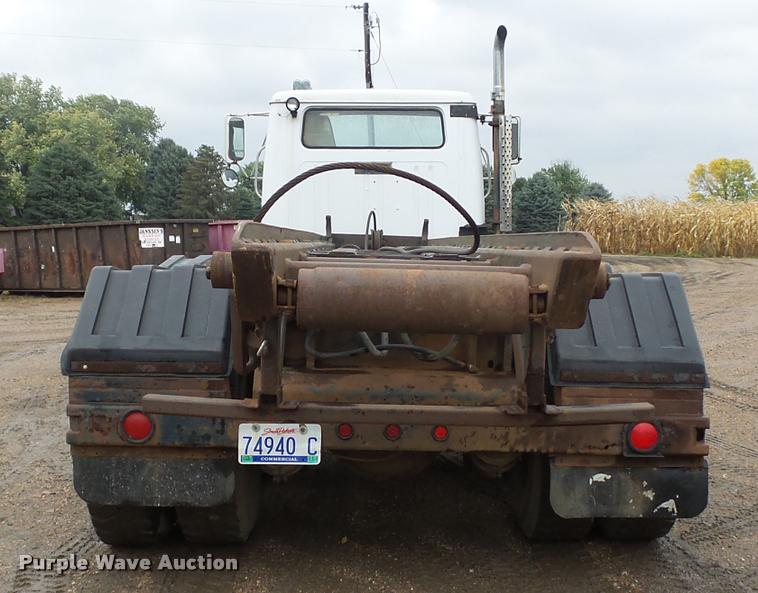 image for item J1631 1984 International F2574 roll off truck