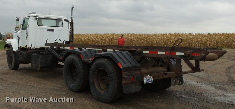 image for item J1631 1984 International F2574 roll off truck