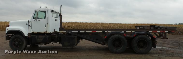 image for item J1631 1984 International F2574 roll off truck