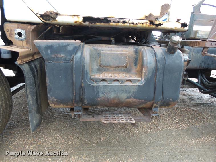 image for item J1631 1984 International F2574 roll off truck