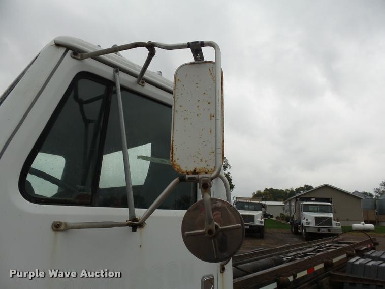 image for item J1631 1984 International F2574 roll off truck