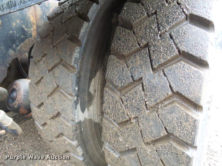 image for item J1631 1984 International F2574 roll off truck