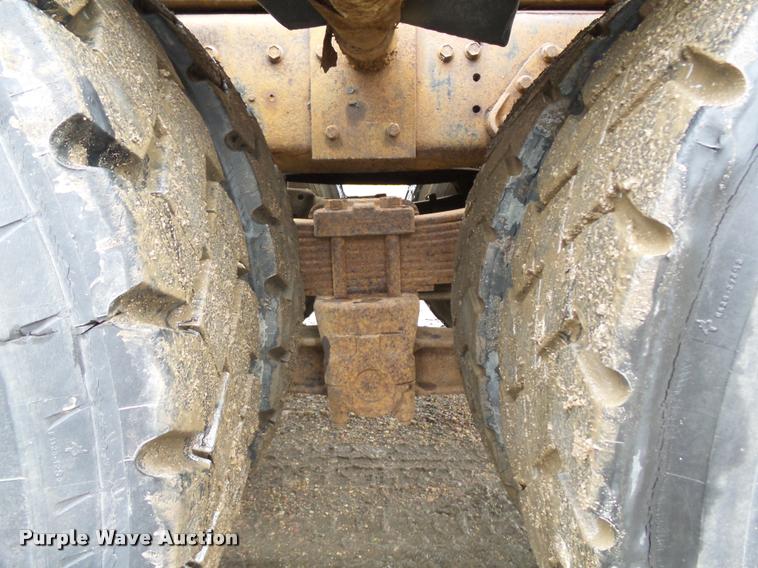 image for item J1631 1984 International F2574 roll off truck