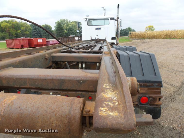 image for item J1631 1984 International F2574 roll off truck