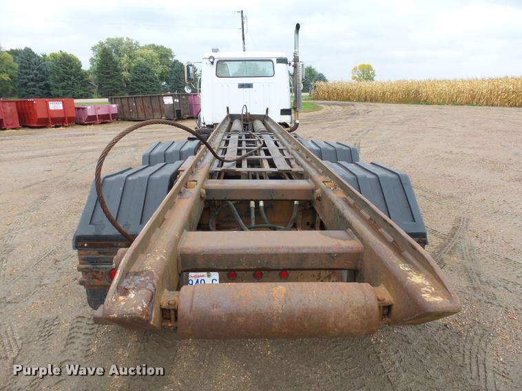 image for item J1631 1984 International F2574 roll off truck