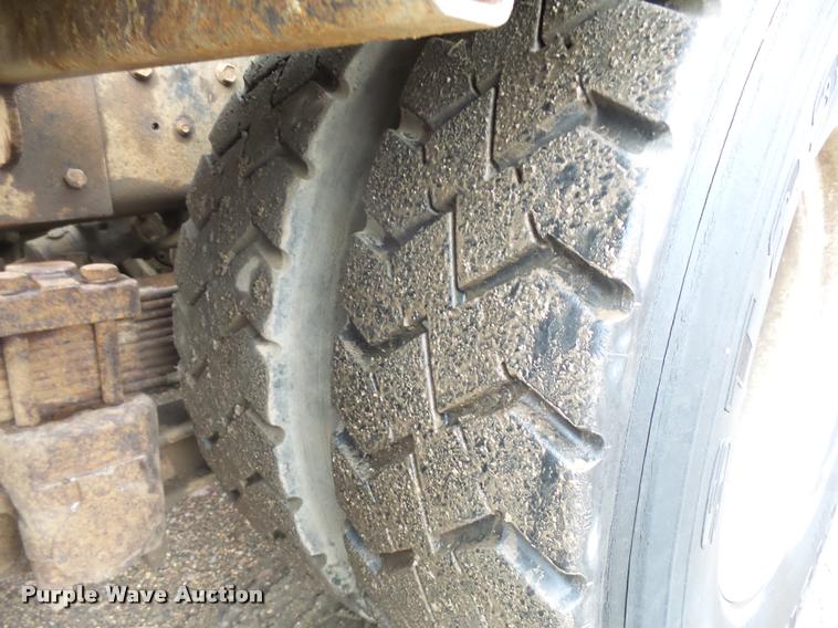 image for item J1631 1984 International F2574 roll off truck