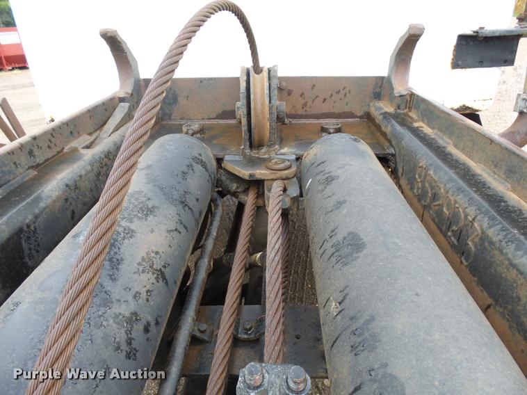 image for item J1631 1984 International F2574 roll off truck