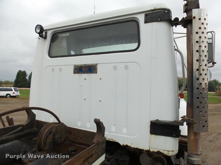 image for item J1631 1984 International F2574 roll off truck