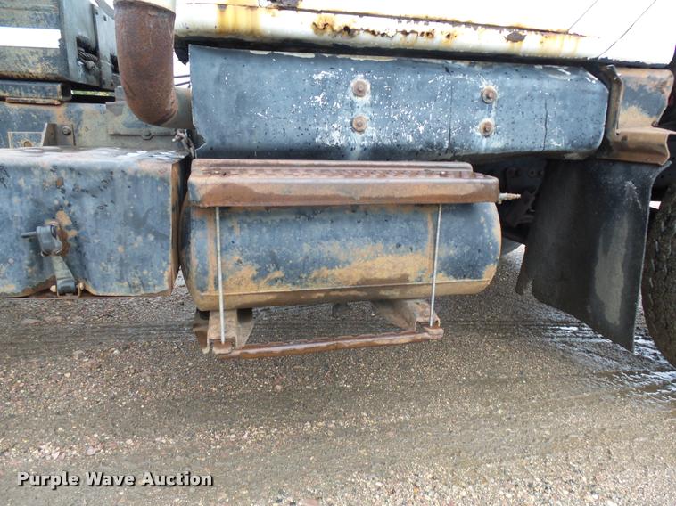 image for item J1631 1984 International F2574 roll off truck