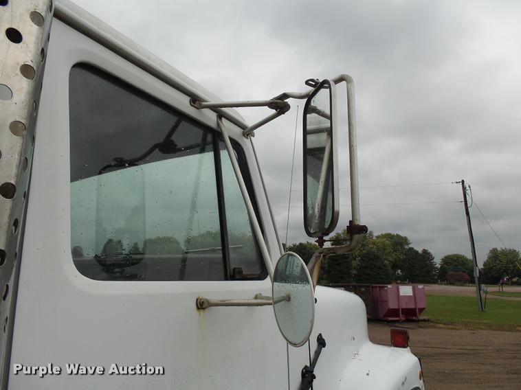 image for item J1631 1984 International F2574 roll off truck