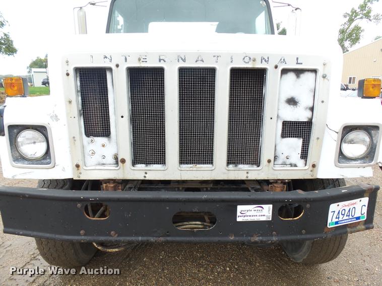 image for item J1631 1984 International F2574 roll off truck