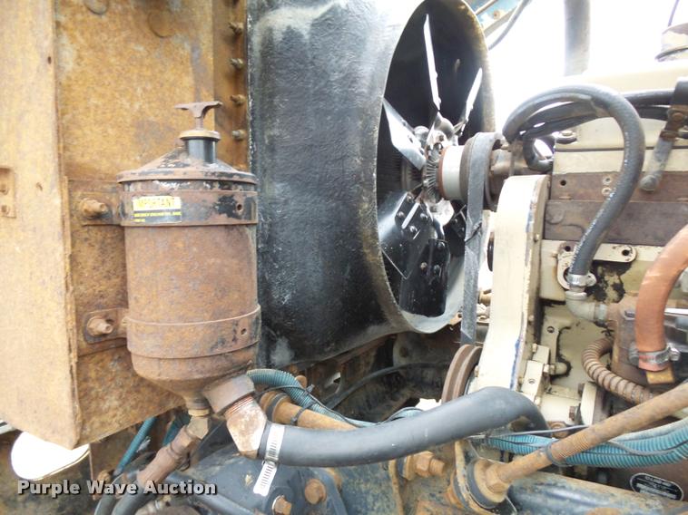 image for item J1631 1984 International F2574 roll off truck