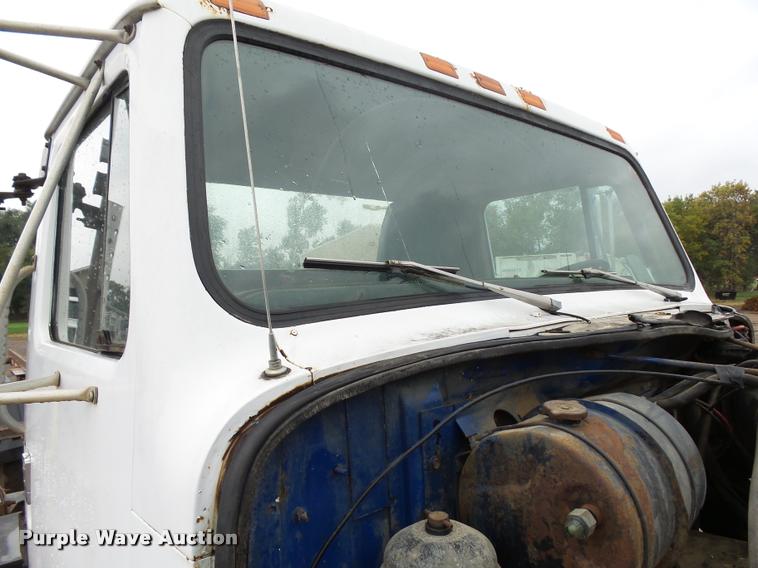 image for item J1631 1984 International F2574 roll off truck