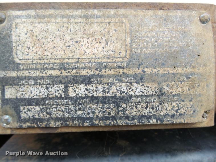 image for item J1631 1984 International F2574 roll off truck