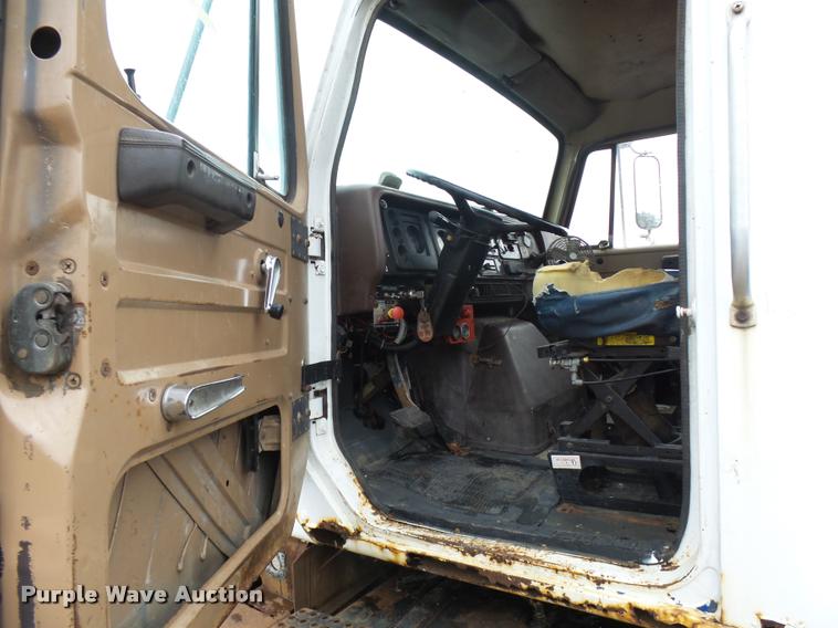 image for item J1631 1984 International F2574 roll off truck