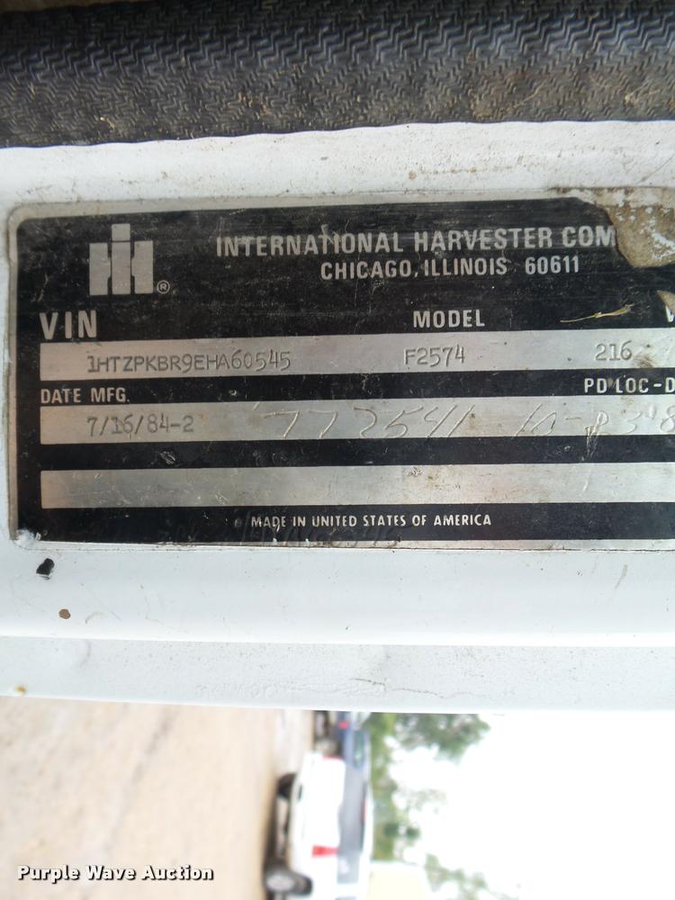 image for item J1631 1984 International F2574 roll off truck