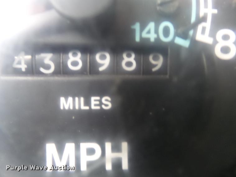 image for item J1631 1984 International F2574 roll off truck