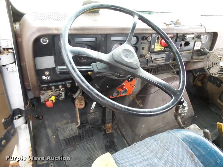 image for item J1631 1984 International F2574 roll off truck