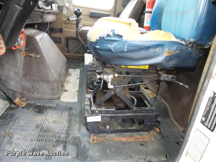 image for item J1631 1984 International F2574 roll off truck