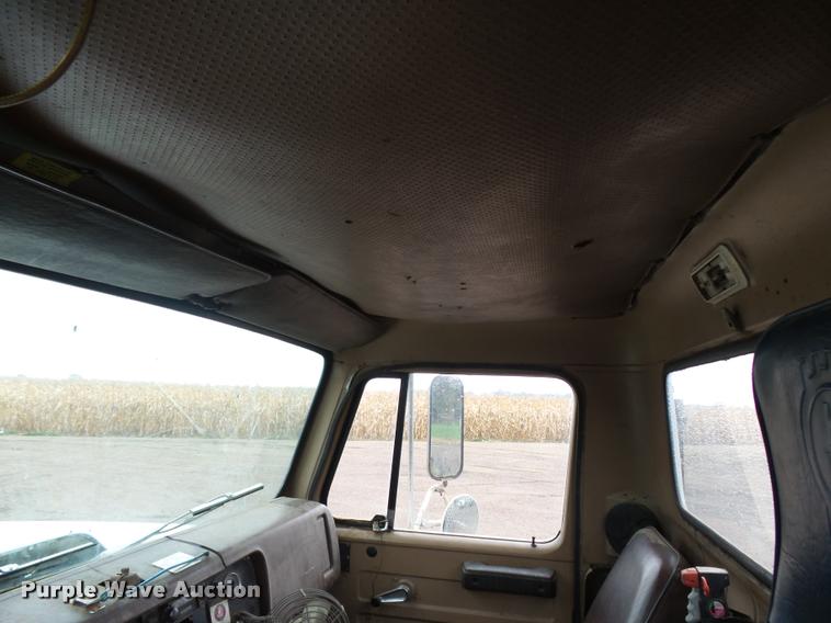 image for item J1631 1984 International F2574 roll off truck