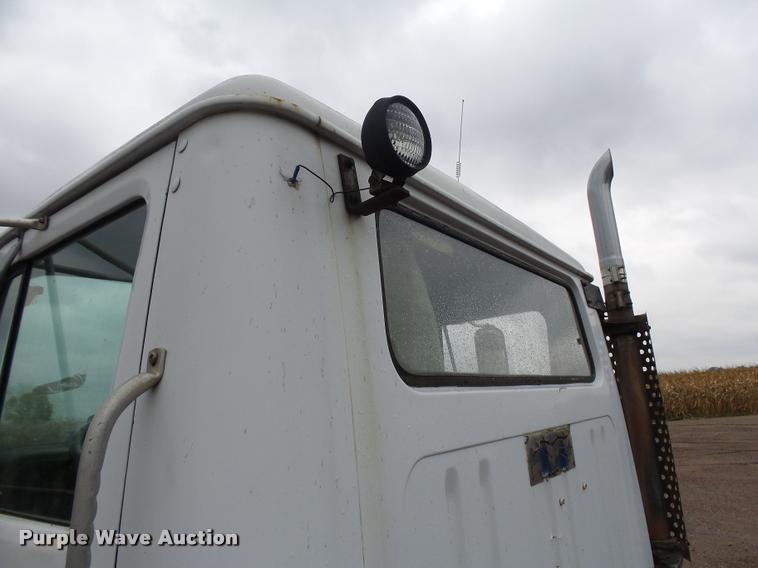 image for item J1631 1984 International F2574 roll off truck