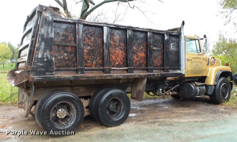 image for item K1086 1978 Ford 9000 dump truck