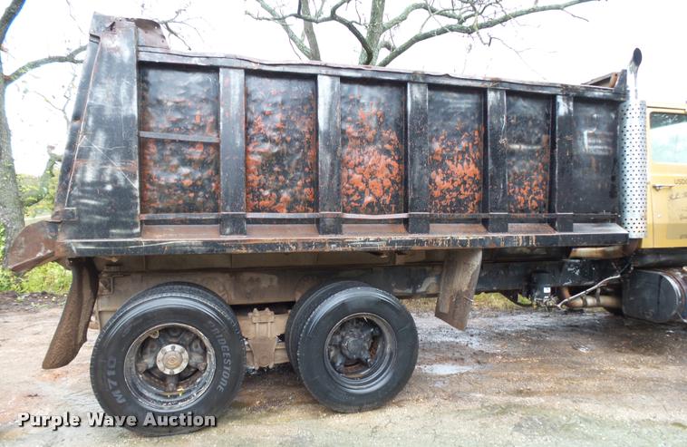 image for item K1086 1978 Ford 9000 dump truck