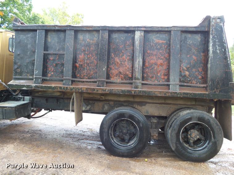 image for item K1086 1978 Ford 9000 dump truck