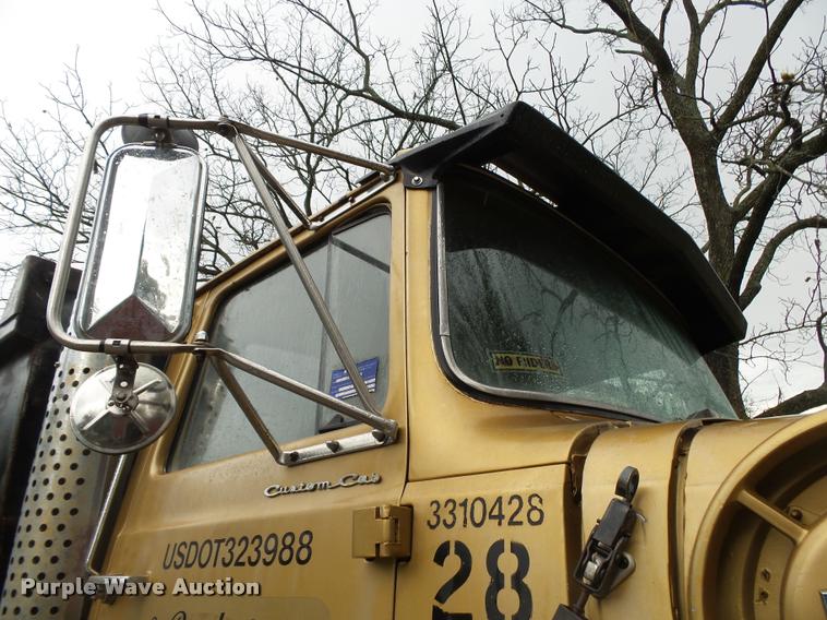 image for item K1086 1978 Ford 9000 dump truck